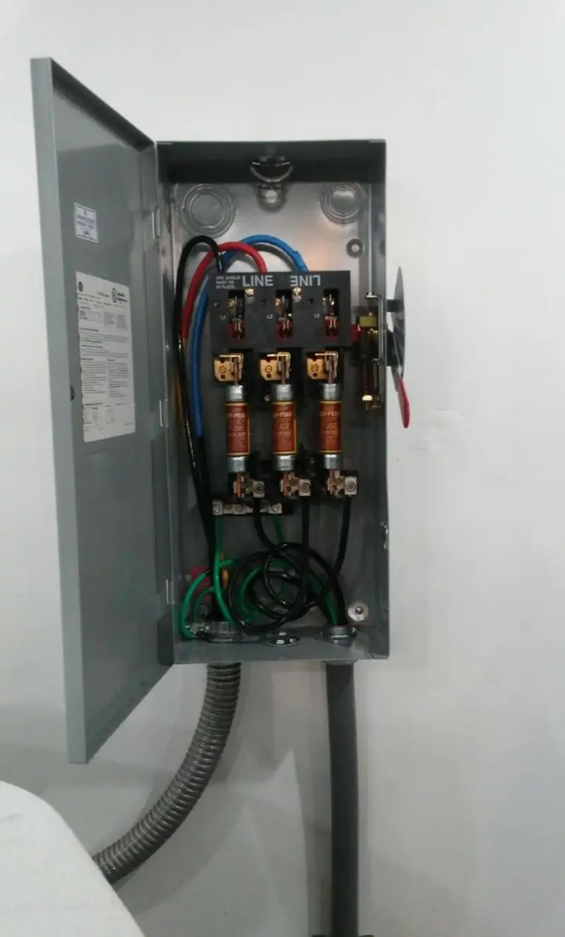 Three-phase disconnect switch installed for Smoke Detector Installation in Bartow